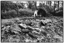 351092 Afbeelding van de restanten van de gesloopte huizen Koningsweg 372-374 op het landgoed Amelisweerd bij Utrecht, ...
